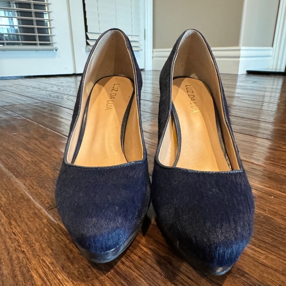 Ladies pumps. Worn once. Size 8 navy blue - Picture 3 of 5